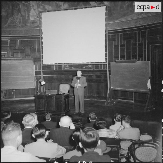 M. Follereau à l'université d'Hanoï lors de sa conférence intitulée "Vingt-cinq ans de charité".	