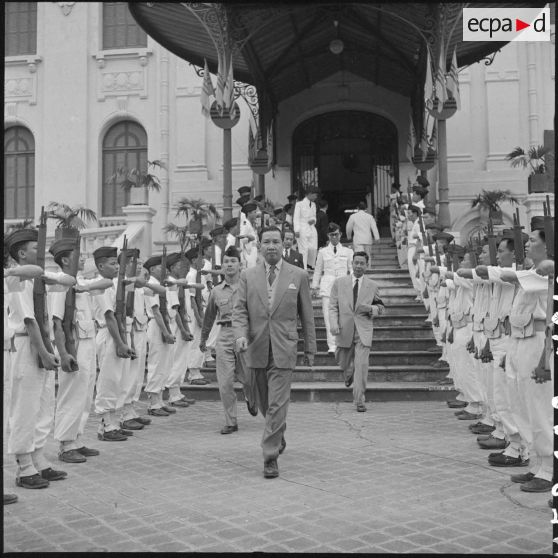 M. Pham Van Binh sort du Palais de gouvernement à l'issue de la cérémonie pour fête commémorative des rois Hung Vuong, fondateurs de la nation vietnamienne.