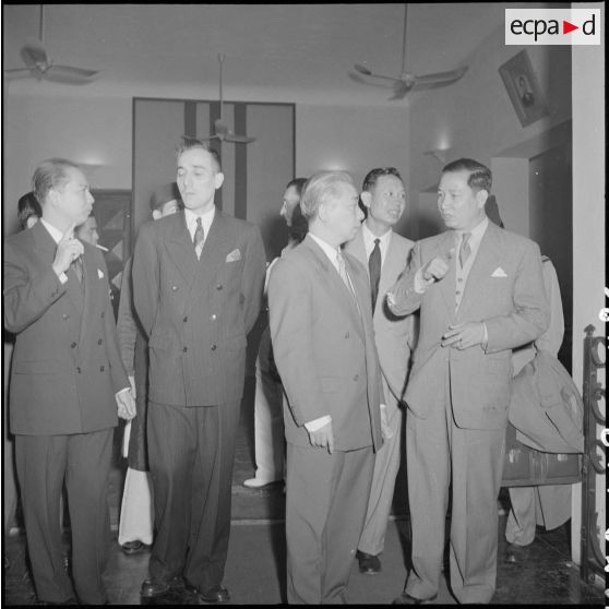Personnalités françaises, vietnamiennes et étrangères rassemblées dans la salle des fêtes du Palais du gouvernement pour la fête commémorative des rois Hung Vuong, fondateurs de la nation vietnamienne.