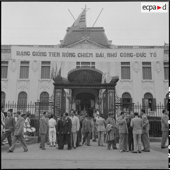 L'entrée du Palais du gouvernement lors de la fête commémorative des rois Hung Vuong, fondateurs de la nation vietnamienne.