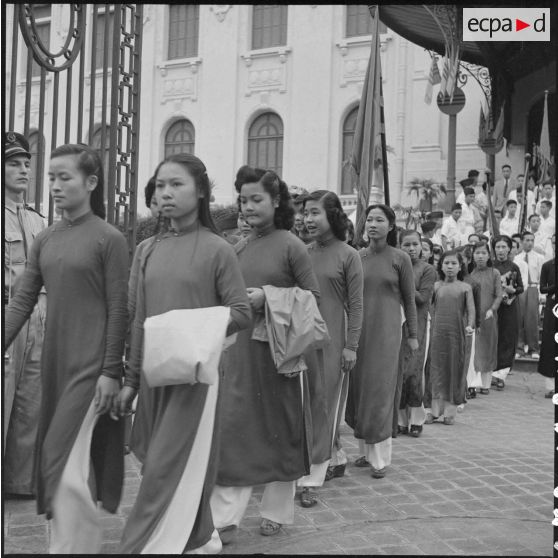 Jeunes filles, en tenue traditionnelle, sortant du Palais du gouvernement à l'issue de la cérémonie pour la fête commémorative des rois Hung Vuong, fondateurs de la nation vietnamienne.