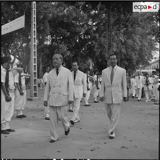 M. Tran Van Huu, président du conseil des ministres de l'Etat du Vietnam, et M. Pham Van Binh, gouverneur du Nord-Vietnam, dans les rues d'Hanoï.