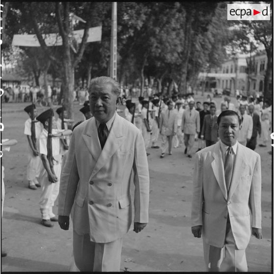 M. Tran Van Huu, président du conseil des ministres de l'Etat du Vietnam, et M. Pham Van Binh, gouverneur du Nord-Vietnam, dans les rues d'Hanoï.