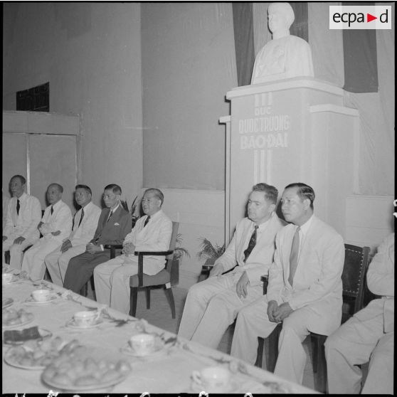 Des personnalités vietnamiennes à l'inauguration de l'exposition de peinture de Madame Pham Dung Doan.