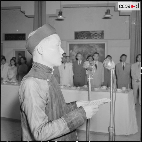 Discours d'un homme vietnamien à l'inauguration de l'exposition de peinture de Madame Pham Dung Doan.