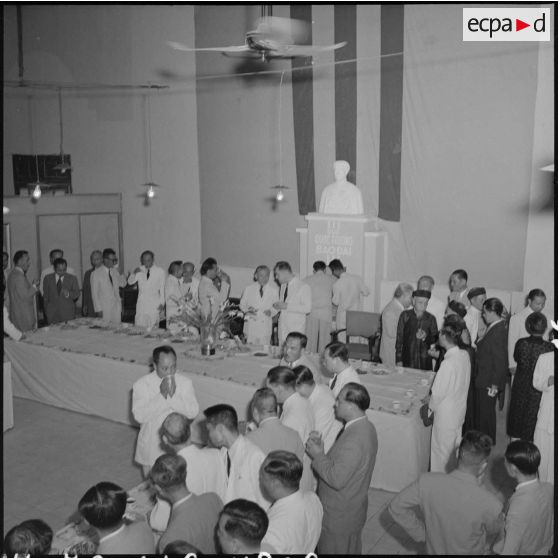 Personnalités vietnamiennes autour d'un buffet à l'inauguration de l'exposition de peinture de Madame Pham Dung Doan.