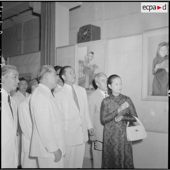 M. Tran Van Huu et M. Pham Van Binh à une exposition de peinture.