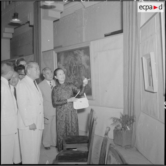 M. Tran Van Huu inaugure l'exposition de peinture de l'artiste peintre Madame Pham Dung Doan.