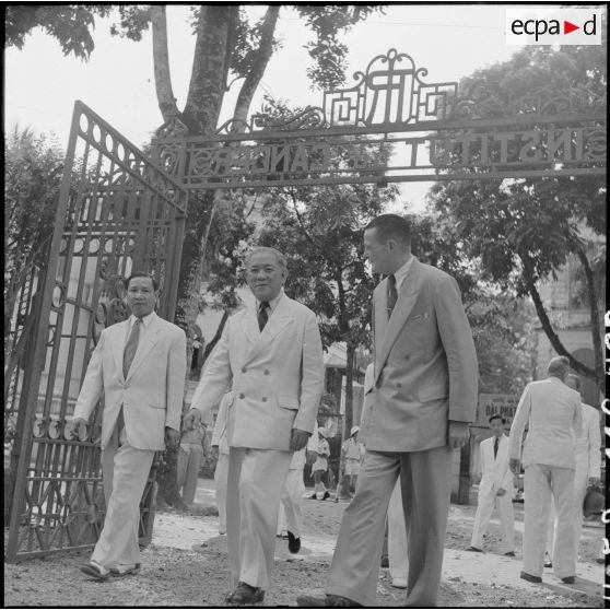 M. Tran Van Huu et M. Pham Van Binh à l'Institut du cancer à Hanoï.