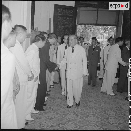 M. Tran Van Huu entre dans un bâtiment.