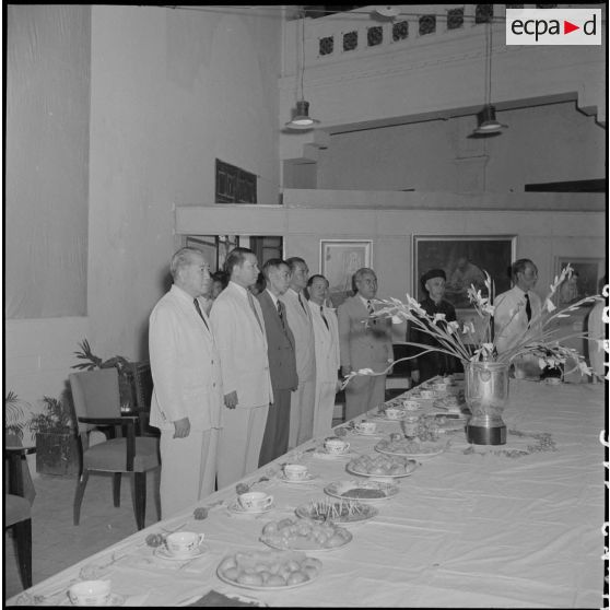 M. Tran Van Huu et M. Pham Van Binh à une exposition de peinture.