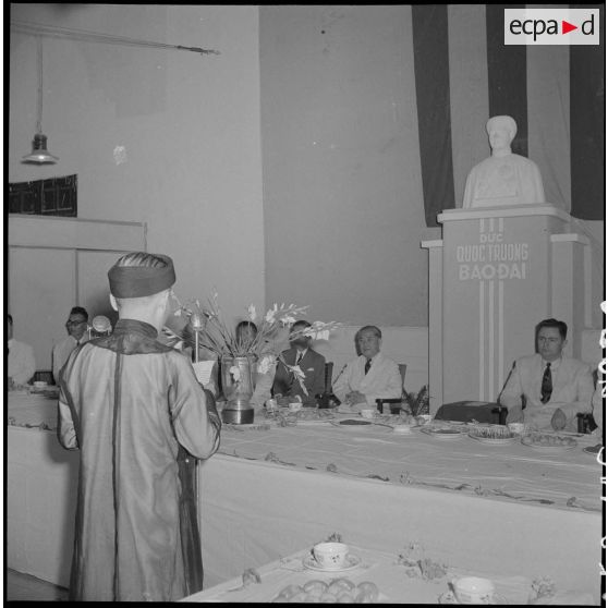 Un délégué des notabilités de Hanoï prononce une allocution de bienvenue à l'attention de M. Tran Van Huu et des hautes personnalités de sa suite, à l'occasion de l'inauguration de l'exposition de peinture de Madame Pham Dung Doan.