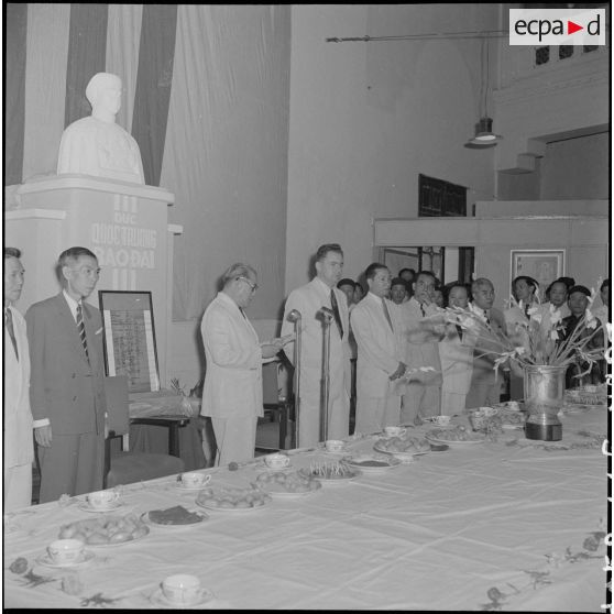 M. Tran Van Huu répond à l'allocution prononcée par un délégué des notabilités d'Hanoï, à l'occasion de l'inauguration de l'exposition de peinture de Madame Pham Dung Doan.