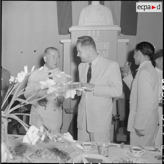 M. Tran Van Huu à l'inauguration de l'exposition de peinture de Madame Pham Dung Doan.