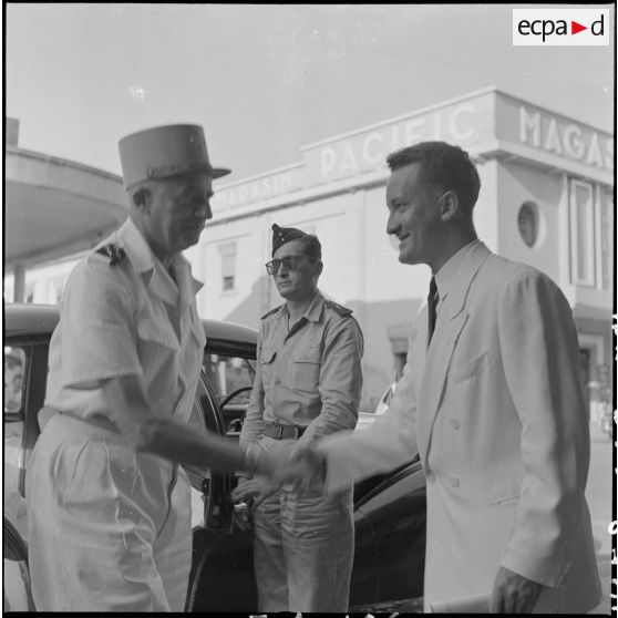 Le général de Linarès et M. Le Direach à l'occasion de l'inauguration de l'exposition "L'art sacré en France".