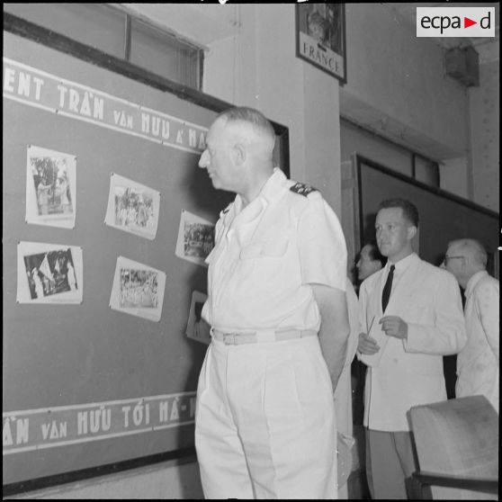 Le général de Linarès regarde un panneau d'information lors de l'inauguration de l'exposition "L'art sacré en France".