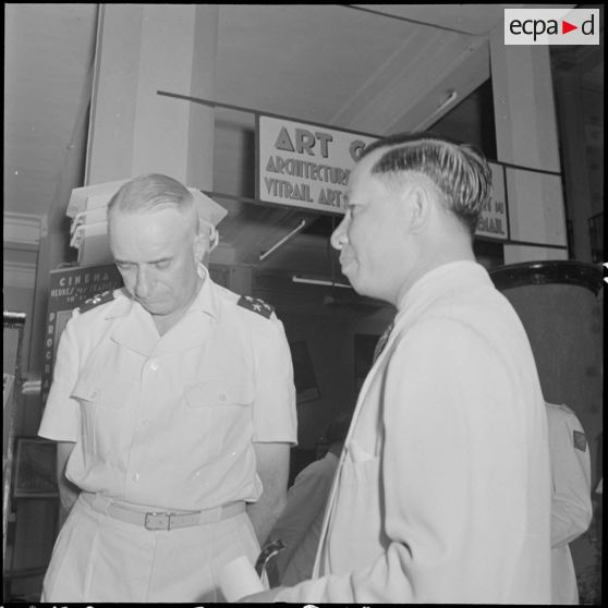 Le général de Linarès et M. Pham Van Binh à l'inauguration de l'exposition "L'art sacré en France".