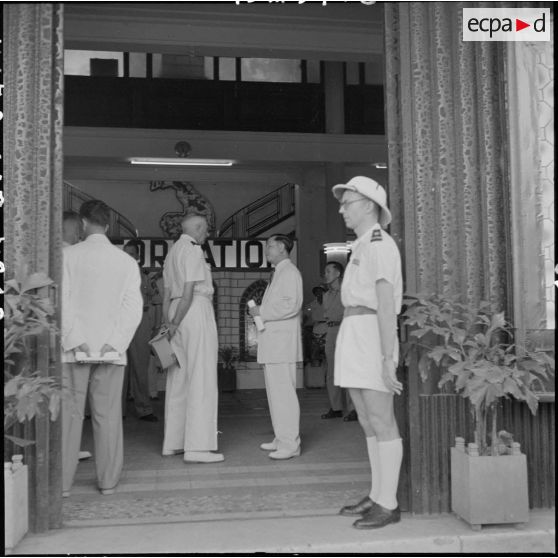 Le général de Linarès et M. Pham Van Binh dans le hall du bâtiment du service d'information français.