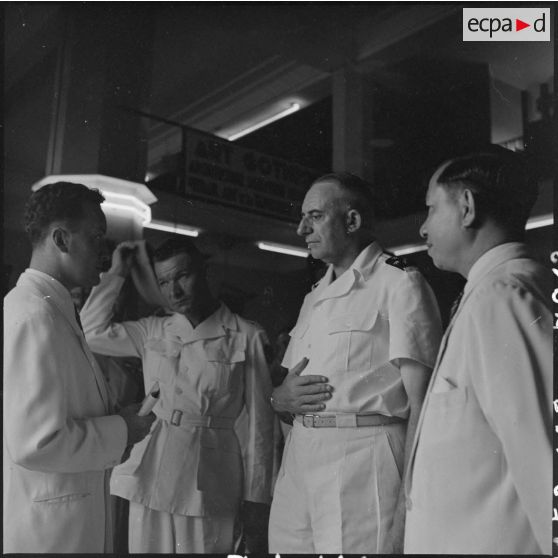 Le général de Linarès, M. Pham Van Binh et M. Le Direach dans le hall du bâtiment du service d'information français.