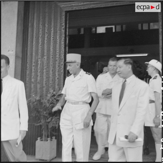 Le général de Linarès et M. Pham Van Binh sortent du bâtiment du service d'information français.