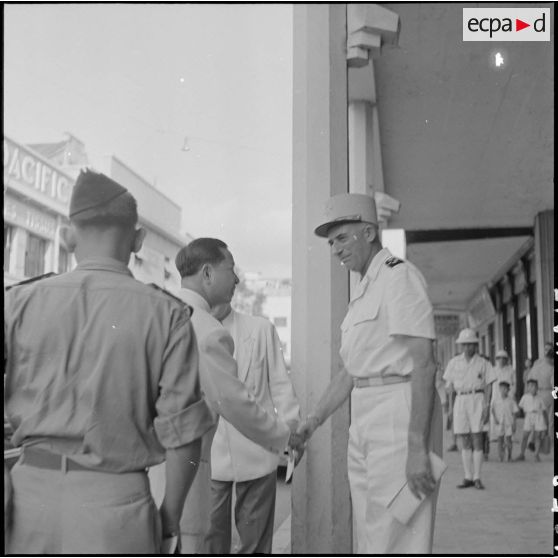 Le général de Linarès et M. Pham Van Binh se serrent la main.