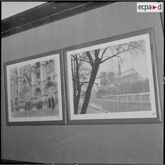 Deux photographies de Notre-Dame à l'exposition "L'art sacré en France".