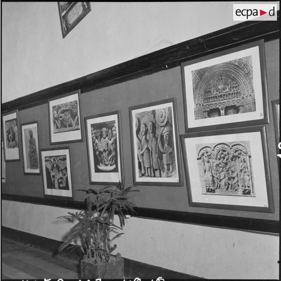 Photographies exposées à l'exposition "L'art sacré en France".