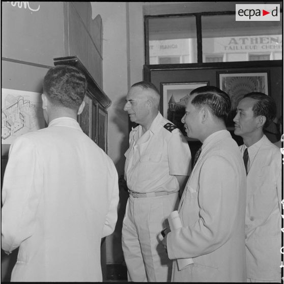 Des personnalités françaises et vietnamiennes à l'inauguration de l'exposition "L'art sacré en France".