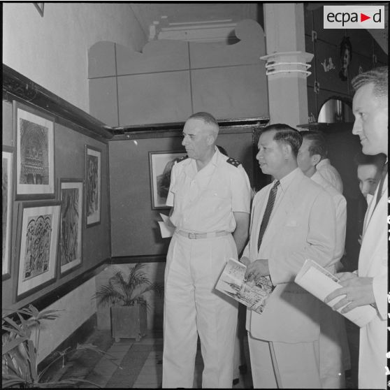 Des personnalités françaises et vietnamiennes à l'inauguration de l'exposition "L'art sacré en France".