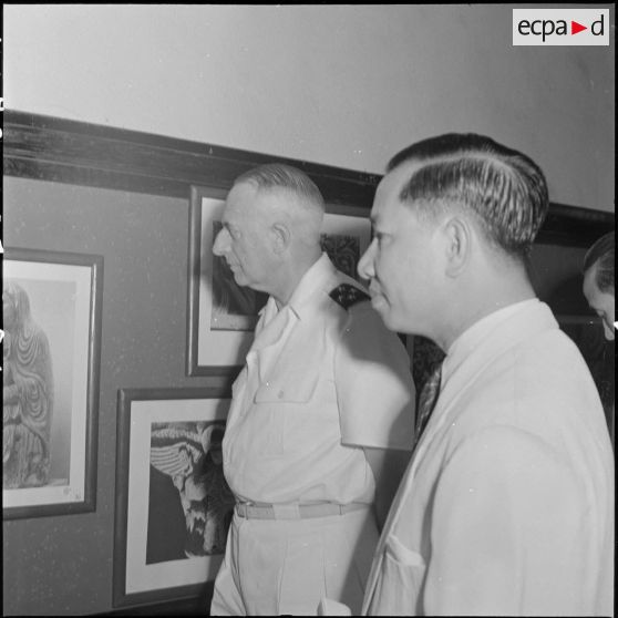 Le général de Linarès et M. Pham Van Binh à l'inauguration de l'exposition "L'art sacré en France".