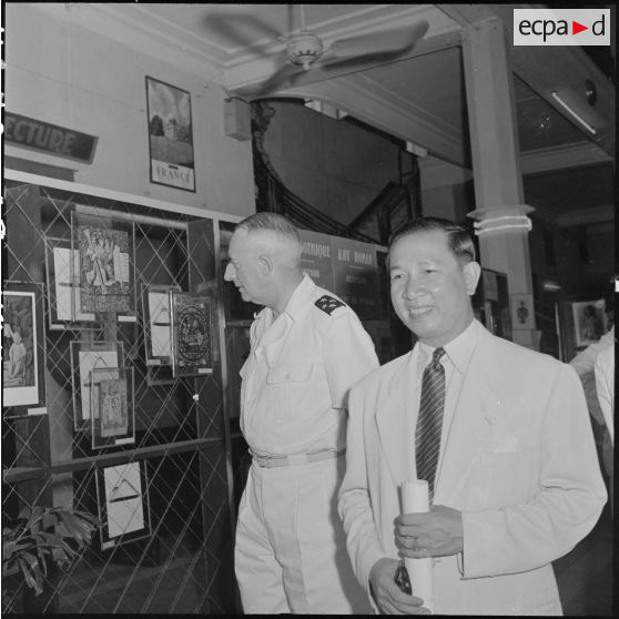 Le général de Linarès et M. . Pham Van Binh à l'inauguration de l'exposition "L'art sacré en France".