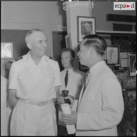 Le général de Linarès et M. Pham Van Binh à l'inauguration de l'exposition "L'art sacré en France".