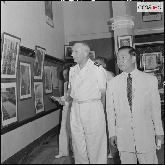 Le général de Linarès et M. Pham Van Binh à l'inauguration de l'exposition "L'art sacré en France".