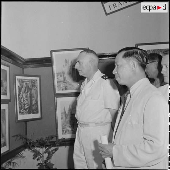 Le général de Linarès et M. Pham Van Binh à l'inauguration de l'exposition "L'art sacré en France".