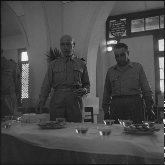 Le général Stehle et un officier à la réunion des AET (Anciens enfants de troupe) à la maison des combattants.