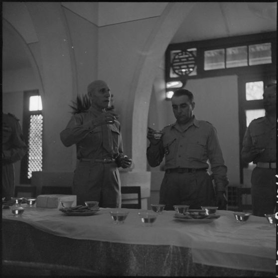 Le général Stehle et un officier à la réunion des AET (Anciens enfants de troupe) à la maison des combattants.