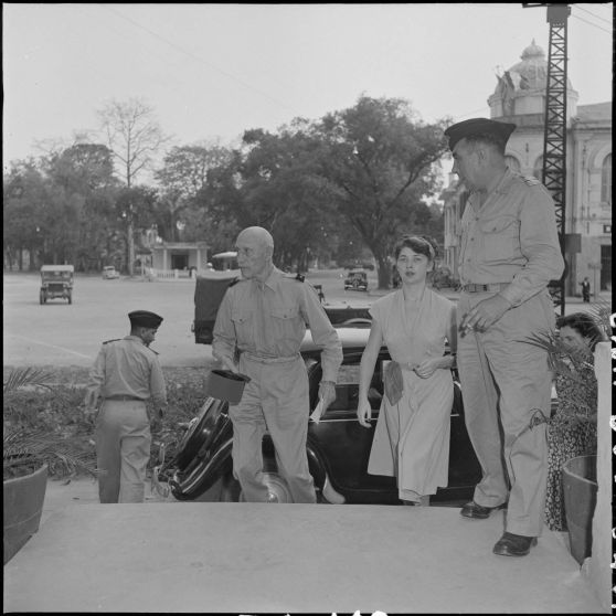 Le général Stehle entre dans un bâtiment à l'occasion de la réunion des AET (Anciens enfants de troupe) à la maison des combattants.