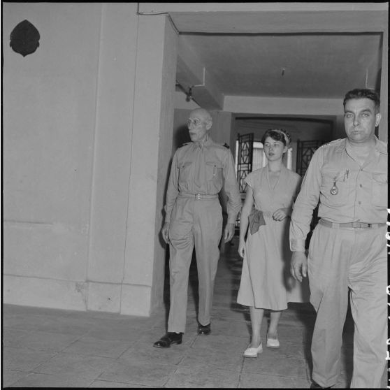 Le général Stehle et une jeune femme dans un bâtiment à l'occasion de la réunion des AET (Anciens enfants de troupe) à la maison des combattants.