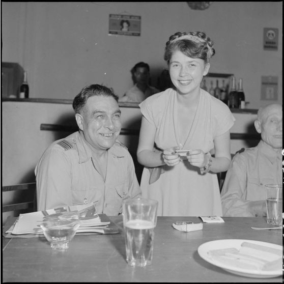 Une jeune femme et un officier au cours d'une réunion des AET (Anciens enfants de troupe) à la maison des combattants.