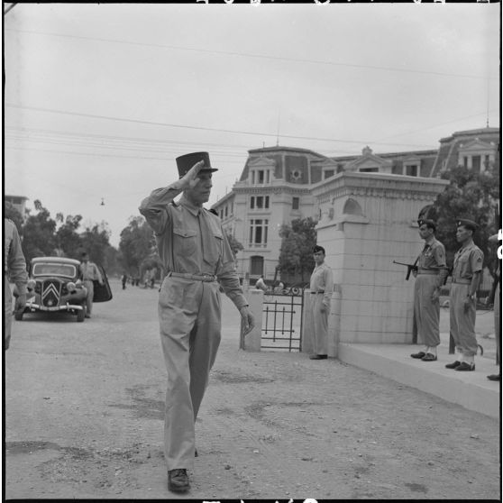 Salut militaire du général Stehle à l'occasion de la remise de décorations au GT (groupe de transport) 515.