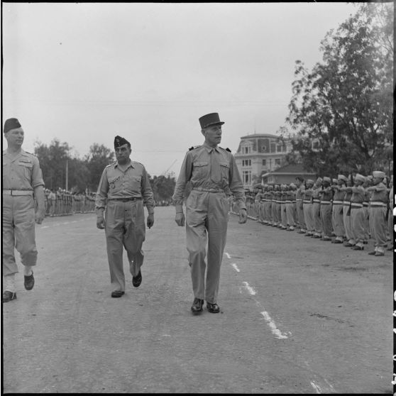Le général Stehle passe en revue des soldats des troupes coloniales à l'occasion de la remise de décorations au GT (groupe de transport) 515.