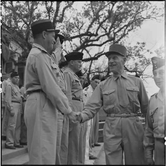Le général Stehle serre la main d'un officier à l'occasion de la remise de décorations au GT (groupe de transport) 515.