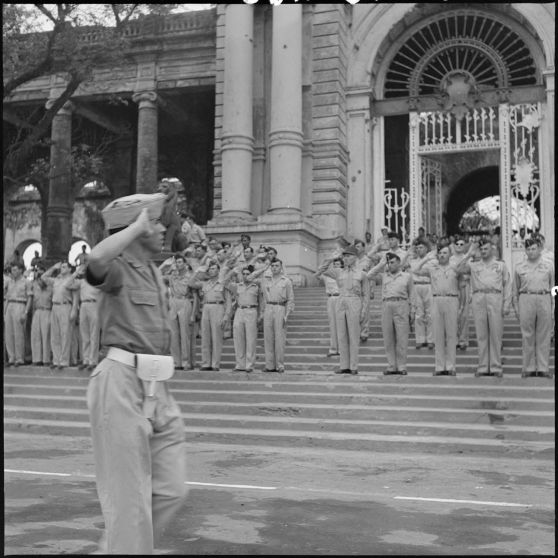 Soldats au garde-à-vous à l'occasion de la remise de décorations au GT (groupe de transport) 515.