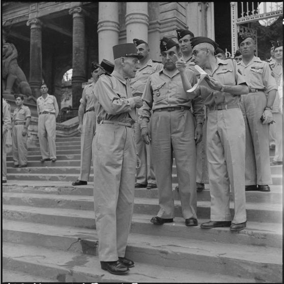 Le général Stehle discute avec des officiers à l'occasion de la remise de décorations au GT (groupe de transport) 515.