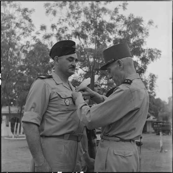 Le général Stehle remet ses décorations à un chef de bataillon du GT (groupe de transport) 515.