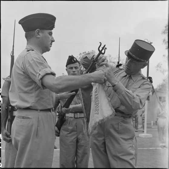 Le général Stehle et des officiers lors de la remise de décorations au GT (groupe de transport) 515.