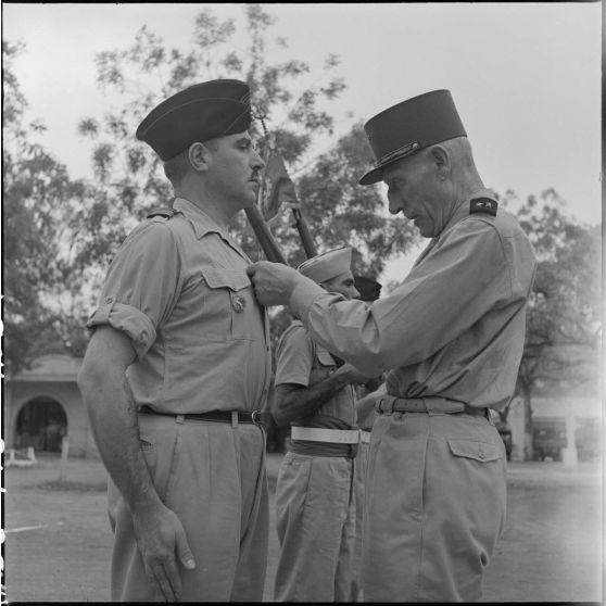 Le général Stehle remet ses décorations à un chef de bataillon du GT (groupe de transport) 515.