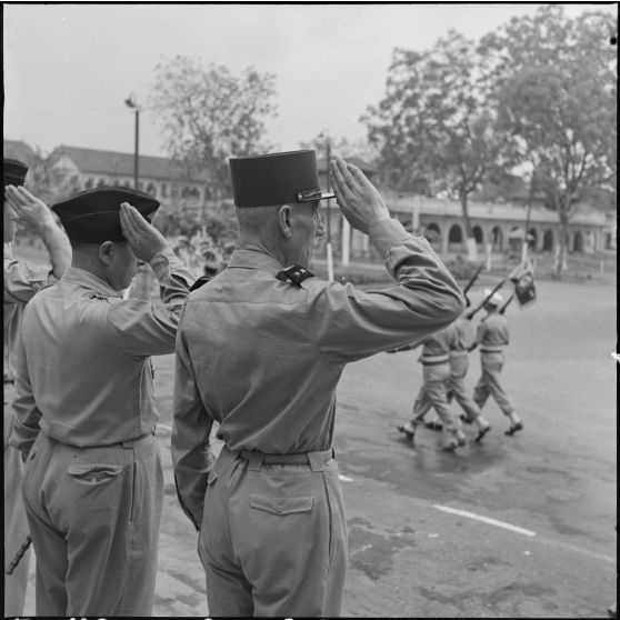 Militaires au garde-à-vous à l'occasion de la remise de décorations au GT (groupe de transport) 515.