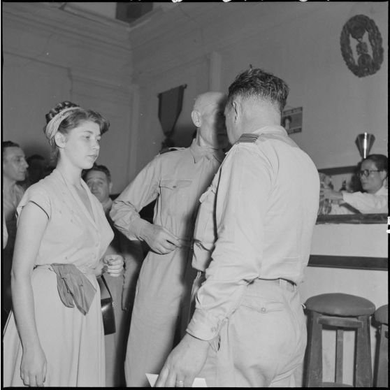Le général Stehle, une jeune femme et un officer à une réunion des AET (Anciens enfants de troupe) à la maison des combattants.