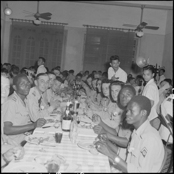 Repas de militaires lors d'une réunion des AET (Anciens enfants de troupe) à la maison des combattants.